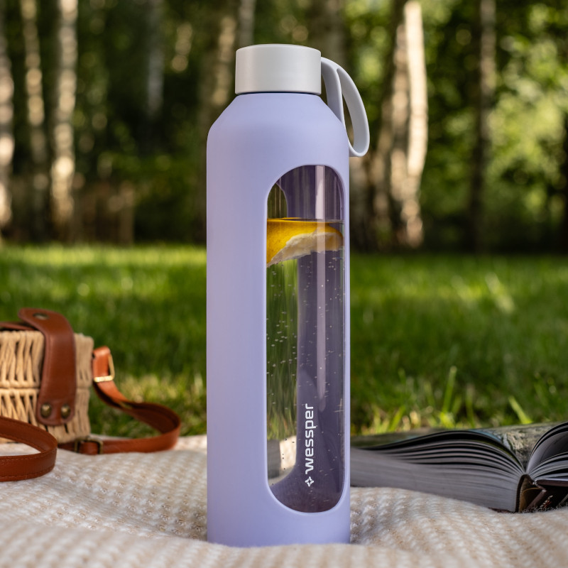 Szklana butelka na wodę 1 l Wessper B1 Borosilicate Lavender  – szczelna, bez BPA, z miarką