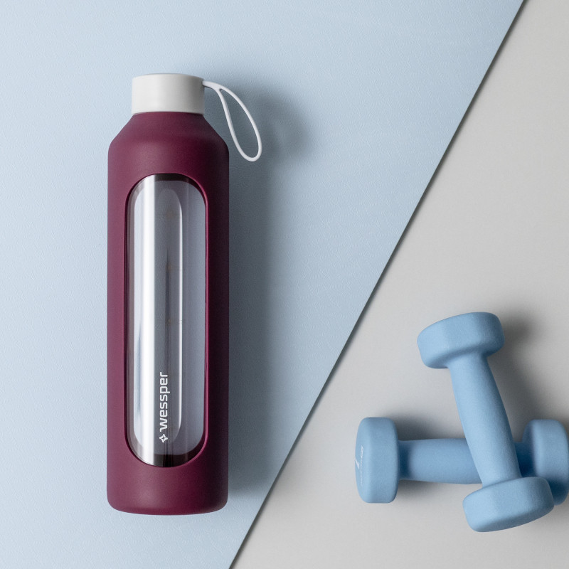 Szklana butelka na wodę 1 l Wessper B1 Borosilicate w zestawie z etui silikonowym Ruby – szczelna, bez BPA, z miarką Szklana butelka na wodę 1 l Wessper B1 Borosilicate w zestawie z etui silikonowym Ruby – szczelna, bez BPA, z miarką