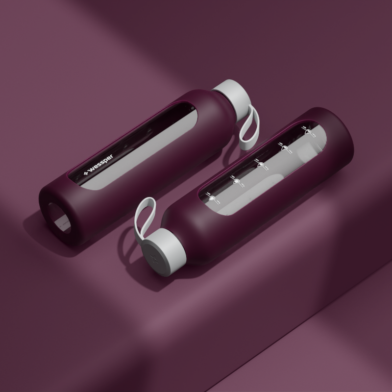 Szklana butelka na wodę 1 l Wessper B1 Borosilicate w zestawie z etui silikonowym Ruby – szczelna, bez BPA, z miarką Szklana butelka na wodę 1 l Wessper B1 Borosilicate w zestawie z etui silikonowym Ruby – szczelna, bez BPA, z miarką