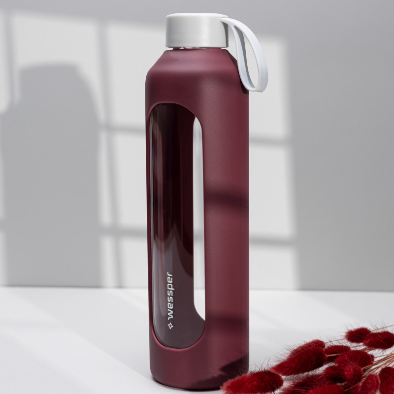 Szklana butelka na wodę 1 l Wessper B1 Borosilicate w zestawie z etui silikonowym Ruby – szczelna, bez BPA, z miarką Szklana butelka na wodę 1 l Wessper B1 Borosilicate w zestawie z etui silikonowym Ruby – szczelna, bez BPA, z miarką