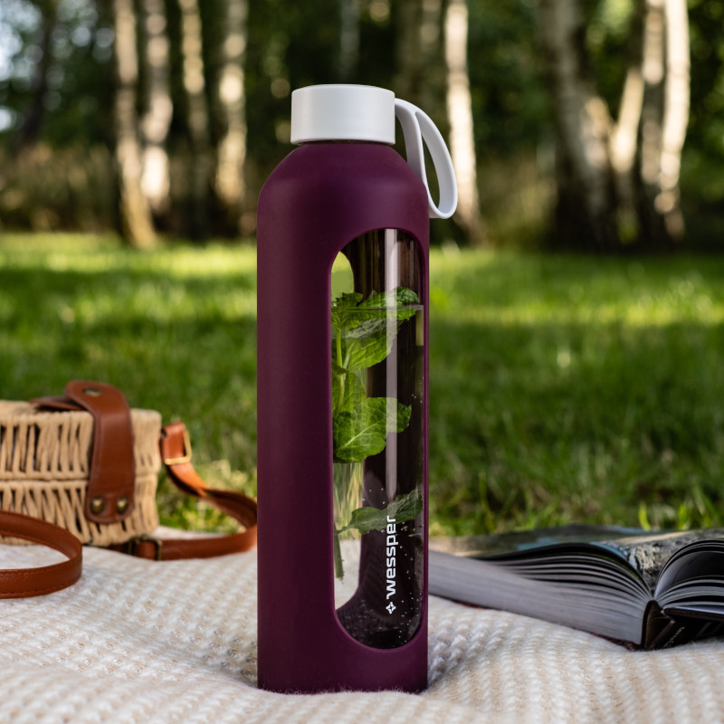 Szklana butelka na wodę 1 l Wessper B1 Borosilicate w zestawie z etui silikonowym Ruby – szczelna, bez BPA, z miarką Szklana butelka na wodę 1 l Wessper B1 Borosilicate w zestawie z etui silikonowym Ruby – szczelna, bez BPA, z miarką