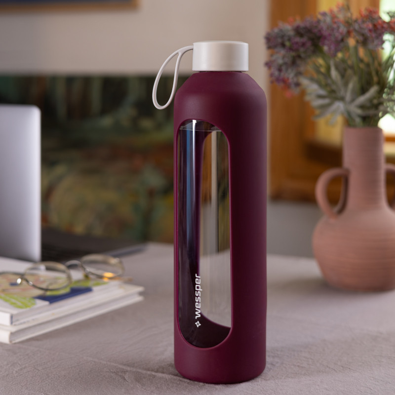 Szklana butelka na wodę 1 l Wessper B1 Borosilicate w zestawie z etui silikonowym Ruby – szczelna, bez BPA, z miarką Szklana butelka na wodę 1 l Wessper B1 Borosilicate w zestawie z etui silikonowym Ruby – szczelna, bez BPA, z miarką