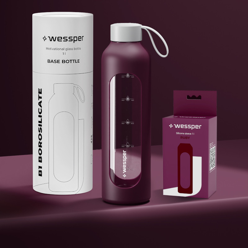 Szklana butelka na wodę 1 l Wessper B1 Borosilicate w zestawie z etui silikonowym Ruby – szczelna, bez BPA, z miarką Szklana butelka na wodę 1 l Wessper B1 Borosilicate w zestawie z etui silikonowym Ruby – szczelna, bez BPA, z miarką