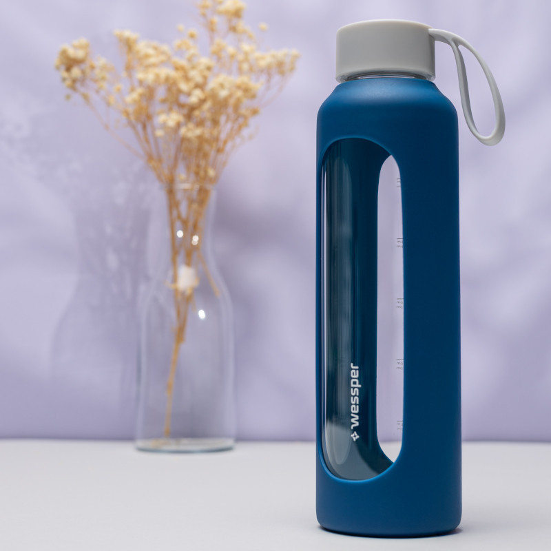 Szklana butelka na wodę 0,5 l Wessper B1 Borosilicate Navy Blue – szczelna, bez BPA, z miarką Szklana butelka na wodę 0,5 l Wessper B1 Borosilicate Navy Blue – szczelna, bez BPA, z miarką