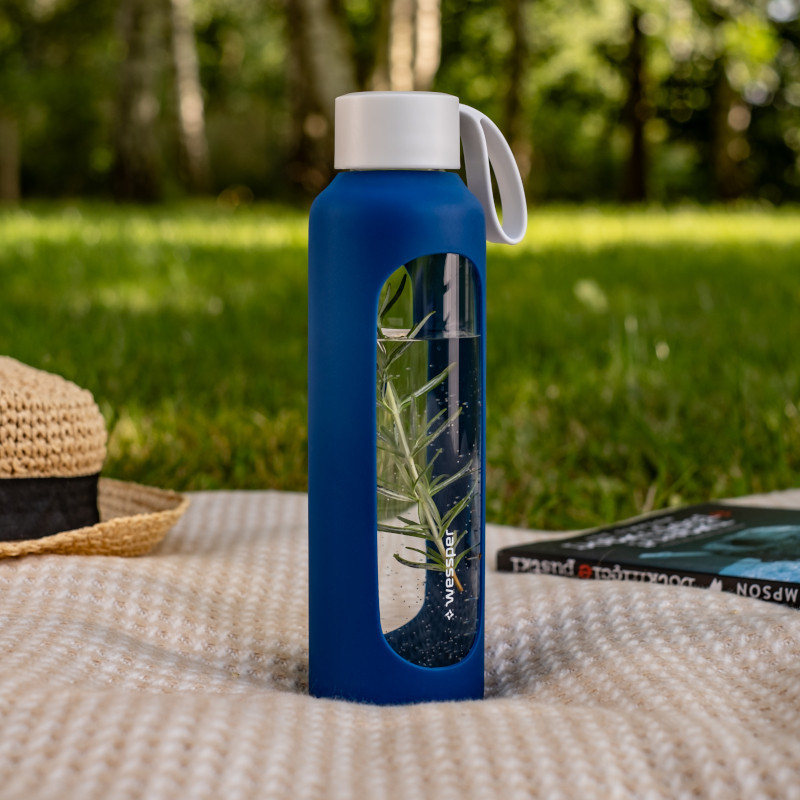 Szklana butelka na wodę 0,5 l Wessper B1 Borosilicate Navy Blue – szczelna, bez BPA, z miarką Szklana butelka na wodę 0,5 l Wessper B1 Borosilicate Navy Blue – szczelna, bez BPA, z miarką