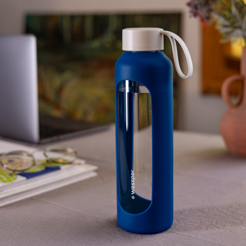 Szklana butelka na wodę 0,5 l Wessper B1 Borosilicate Navy Blue – szczelna, bez BPA, z miarką Szklana butelka na wodę 0,5 l Wessper B1 Borosilicate Navy Blue – szczelna, bez BPA, z miarką