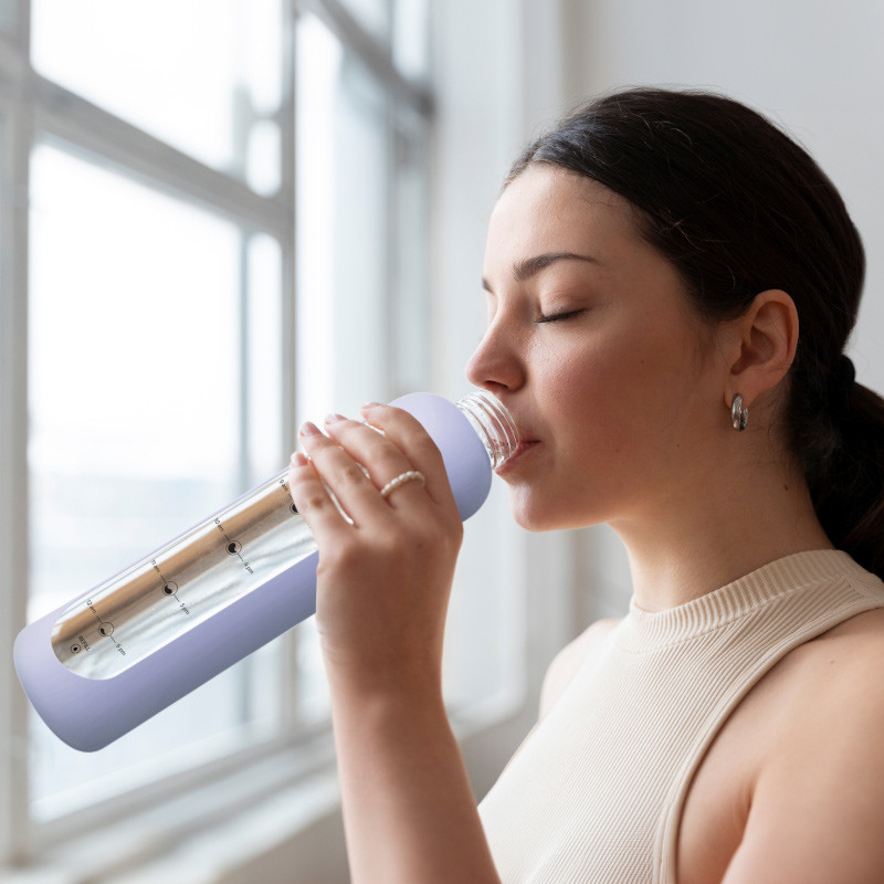 Szklana butelka motywacyjna Aquafloow MotivateGlass z fioletowym etui 1000 ml Szklana butelka motywacyjna Aquafloow MotivateGlass z fioletowym etui 1000 ml