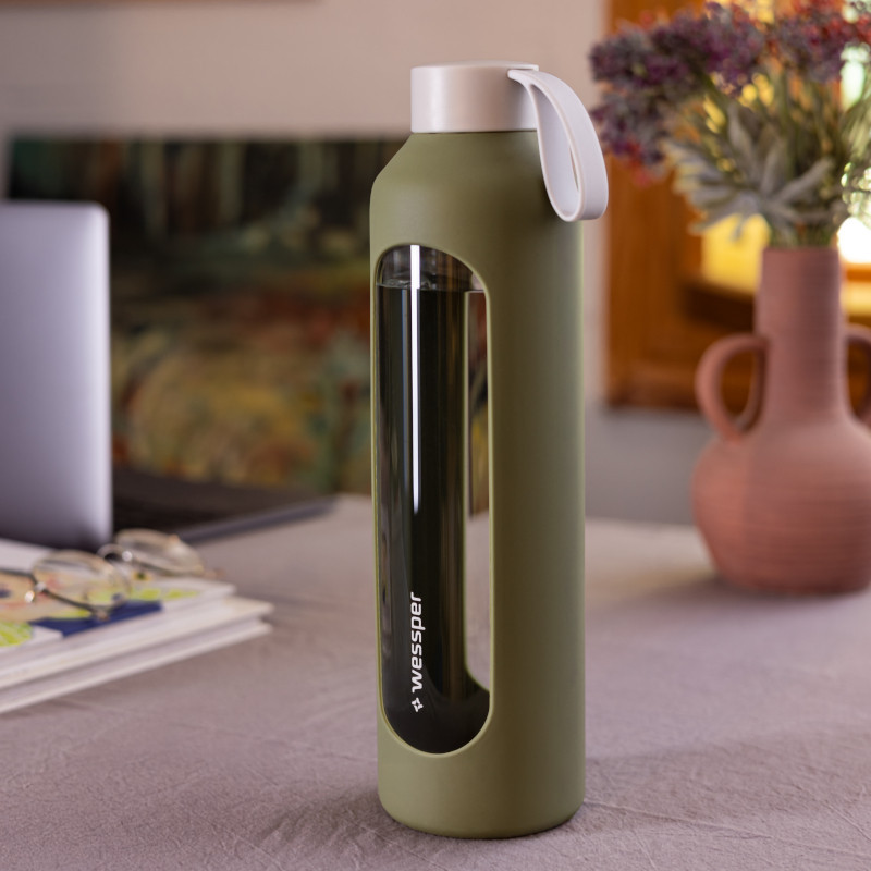 Szklana butelka na wodę 1 l Wessper B1 Borosilicate Olive – szczelna, bez BPA, z miarką Szklana butelka na wodę 1 l Wessper B1 Borosilicate Olive – szczelna, bez BPA, z miarką