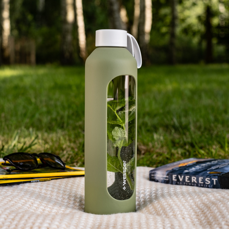 Szklana butelka na wodę 1 l Wessper B1 Borosilicate Olive – szczelna, bez BPA, z miarką Szklana butelka na wodę 1 l Wessper B1 Borosilicate Olive – szczelna, bez BPA, z miarką