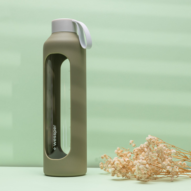 Szklana butelka na wodę 1 l Wessper B1 Borosilicate Olive – szczelna, bez BPA, z miarką Szklana butelka na wodę 1 l Wessper B1 Borosilicate Olive – szczelna, bez BPA, z miarką