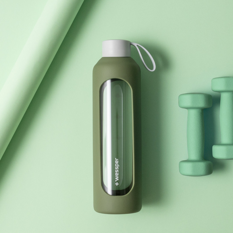Szklana butelka na wodę 1 l Wessper B1 Borosilicate Olive – szczelna, bez BPA, z miarką Szklana butelka na wodę 1 l Wessper B1 Borosilicate Olive – szczelna, bez BPA, z miarką