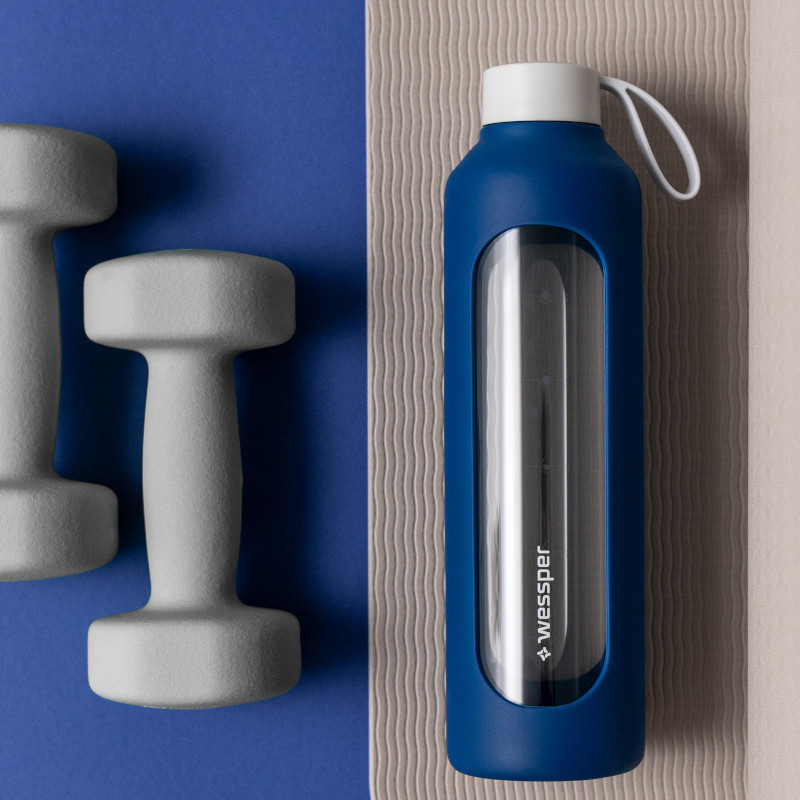 Szklana butelka na wodę 1 l Wessper B1 Borosilicate Navy Blue – szczelna, bez BPA, z miarką Szklana butelka na wodę 1 l Wessper B1 Borosilicate Navy Blue – szczelna, bez BPA, z miarką