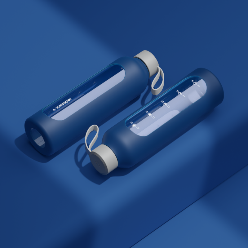 Szklana butelka na wodę 1 l Wessper B1 Borosilicate Navy Blue – szczelna, bez BPA, z miarką Szklana butelka na wodę 1 l Wessper B1 Borosilicate Navy Blue – szczelna, bez BPA, z miarką