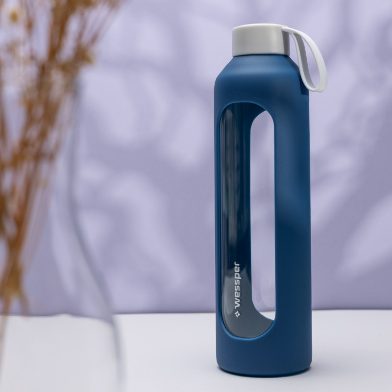 Szklana butelka na wodę 1 l Wessper B1 Borosilicate Navy Blue – szczelna, bez BPA, z miarką Szklana butelka na wodę 1 l Wessper B1 Borosilicate Navy Blue – szczelna, bez BPA, z miarką