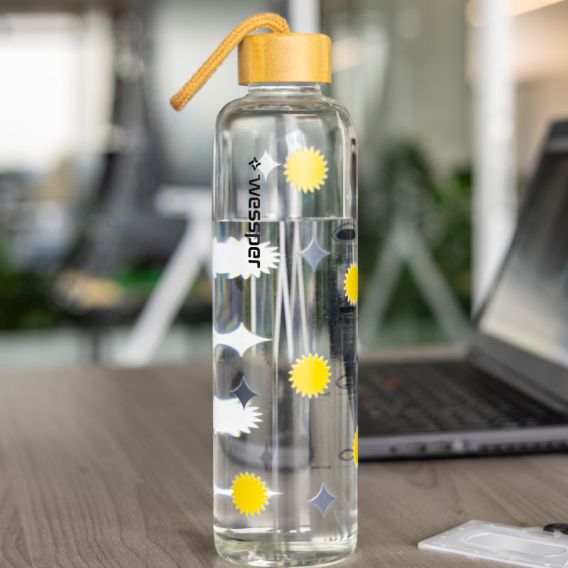 Szklana butelka motywacyjna Wessper ActiveMax Crystalline 1L z nadrukiem w promienie słońca oraz gwiazdki Szklana butelka motywacyjna Wessper ActiveMax Crystalline 1L z nadrukiem w promienie słońca oraz gwiazdki