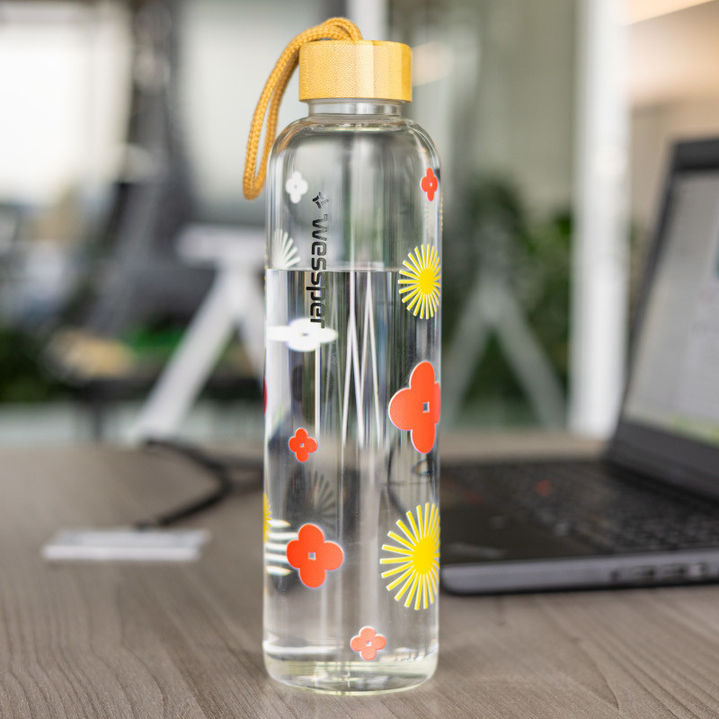 Szklana butelka motywacyjna Wessper ActiveMax Crystalline 1L z nadrukiem w czerwone kwiaty i żółte promienie Szklana butelka motywacyjna Wessper ActiveMax Crystalline 1L z nadrukiem w czerwone kwiaty i żółte promienie