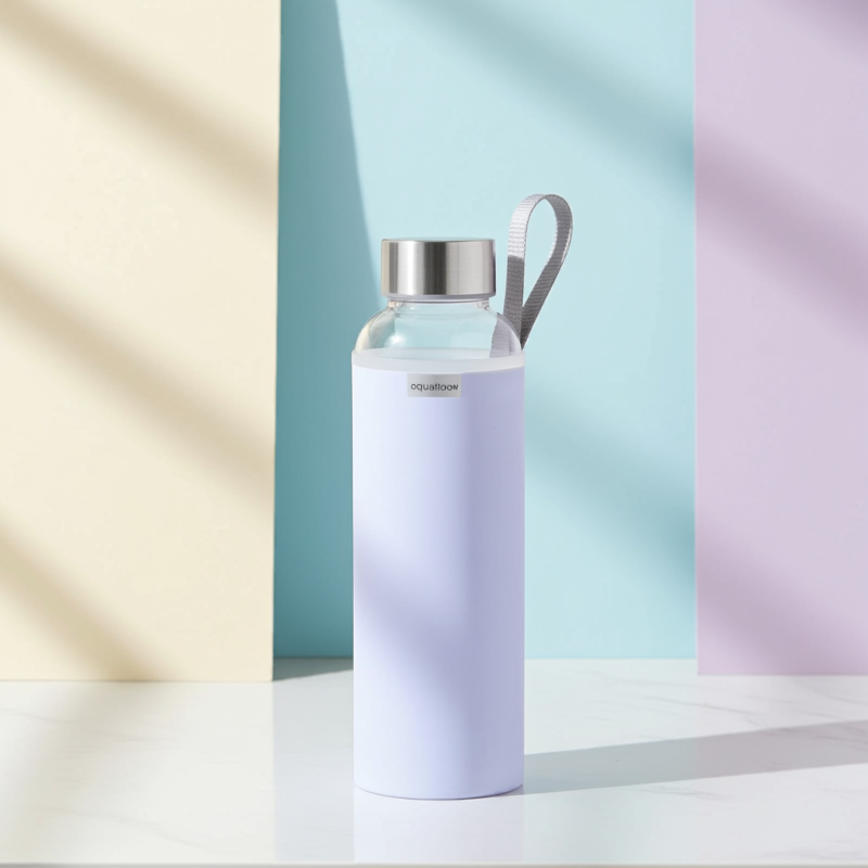 Szklana butelka na wodę w fioletowym, neoprenowym etui AquaFloow 700 ml Szklana butelka na wodę w fioletowym, neoprenowym etui AquaFloow 700 ml