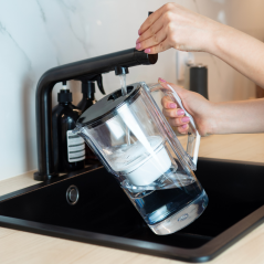 Dzbanek filtrujący Aquafloow J-Maxi czarny 2,5 l w zestawie z trzema filtrami Aquafloow Maxi