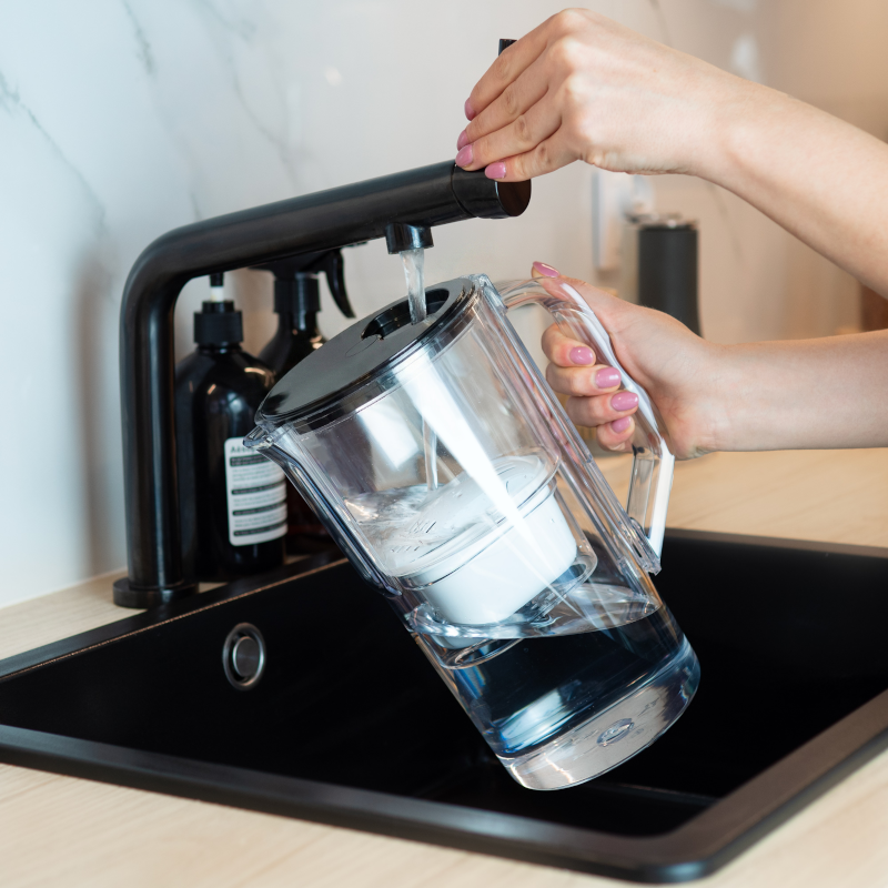 Dzbanek filtrujący Aquafloow J-Maxi czarny 2,5 l w zestawie z trzema filtrami Aquafloow Maxi Dzbanek filtrujący Aquafloow J-Maxi czarny 2,5 l w zestawie z trzema filtrami Aquafloow Maxi