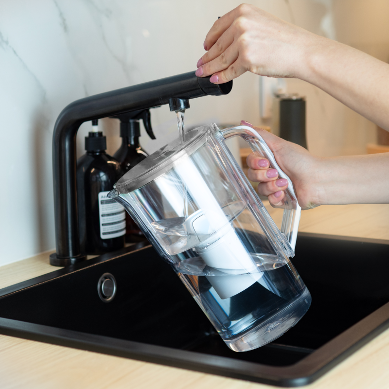 Dzbanek filtrujący Aquafloow J-Class szary 2,5 l w zestawie z trzema filtrami Aquafloow Class