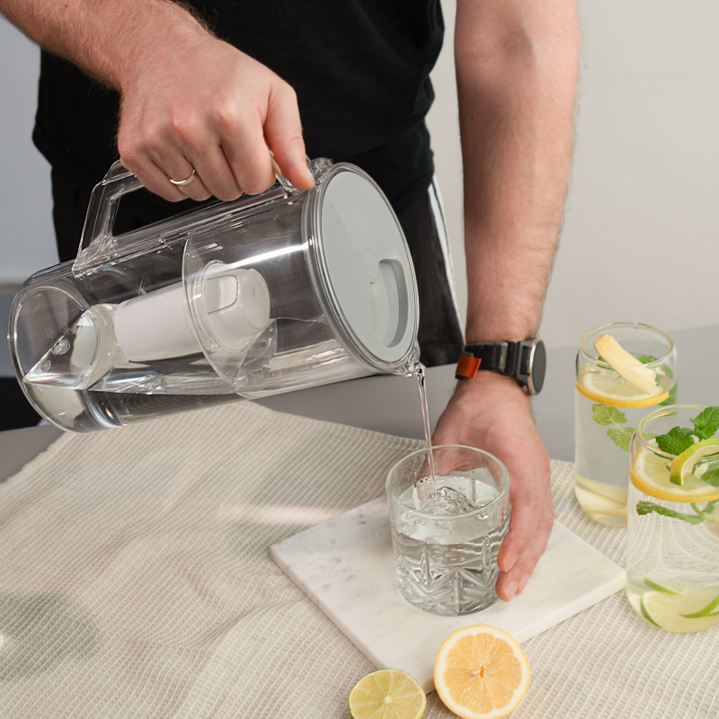 Dzbanek filtrujący Aquafloow J-Class szary 2,5 l w zestawie z trzema filtrami Aquafloow Class
