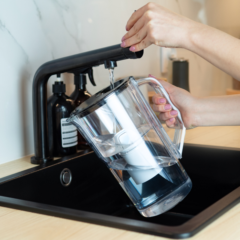Dzbanek filtrujący Aquafloow J-Class czarny 2,5 l w zestawie z trzema filtrami Aquafloow Class