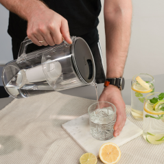 Dzbanek filtrujący Aquafloow J-Class czarny 2,5 l w zestawie z trzema filtrami Aquafloow Class