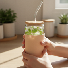 Szklany kubek Aquafloow 500 ml w beżowym silikonowym etui z 2 słomkami w zestawie