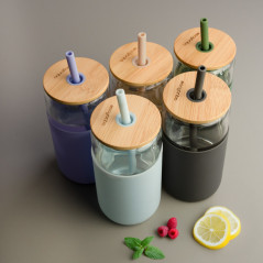 Szklany kubek Aquafloow 500 ml w silikonowym etui z 2 słomkami w zestawie