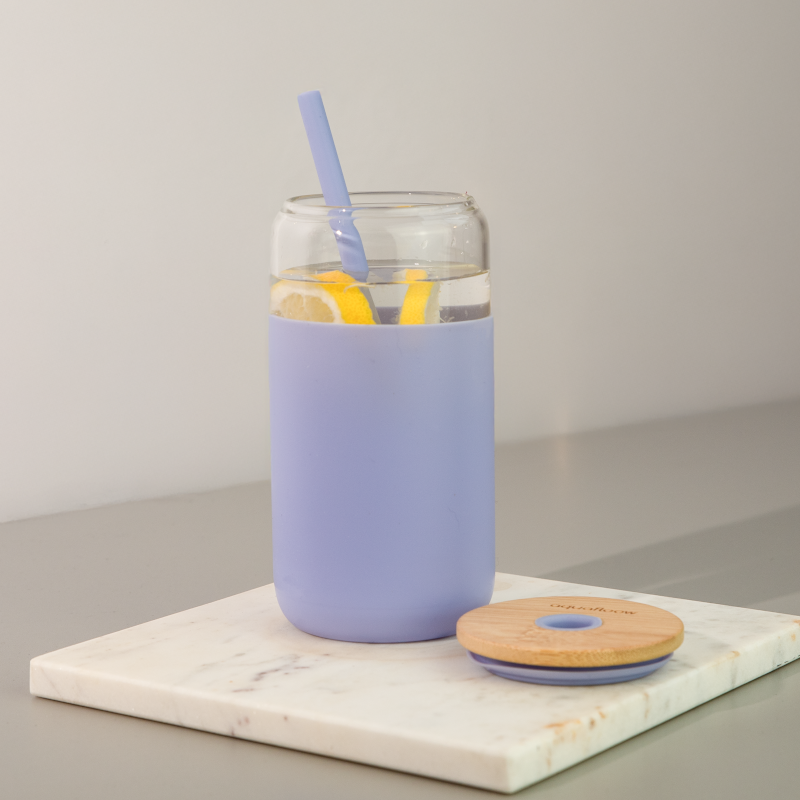 Szklany kubek Aquafloow 500 ml w fioletowym silikonowym etui z 2 słomkami w zestawie Szklany kubek Aquafloow 500 ml w fioletowym silikonowym etui z 2 słomkami w zestawie