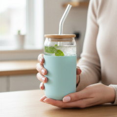 Szklany kubek Aquafloow 500 ml w jasnoniebieskim silikonowym etui z 2 słomkami w zestawie