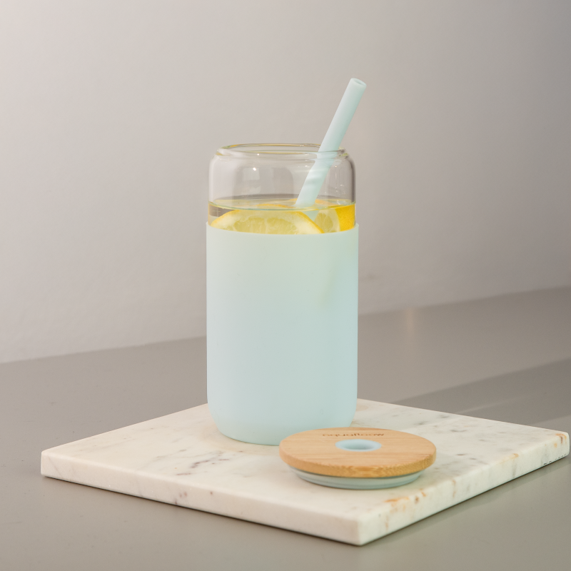 Szklany kubek Aquafloow 500 ml w jasnoniebieskim silikonowym etui z 2 słomkami w zestawie Szklany kubek Aquafloow 500 ml w jasnoniebieskim silikonowym etui z 2 słomkami w zestawie