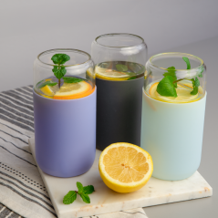 Szklany kubek Aquafloow 500 ml w jasnoniebieskim silikonowym etui z 2 słomkami w zestawie