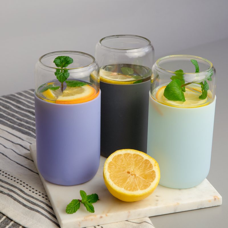 Szklany kubek Aquafloow 500 ml w jasnoniebieskim silikonowym etui z 2 słomkami w zestawie Szklany kubek Aquafloow 500 ml w jasnoniebieskim silikonowym etui z 2 słomkami w zestawie