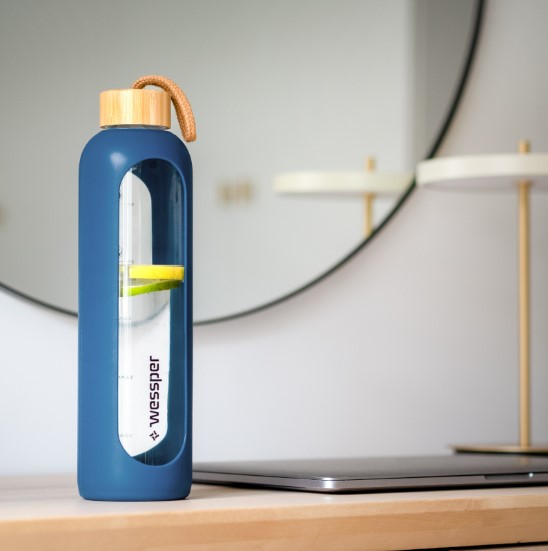 Szklana butelka motywacyjna Wessper ActiveMax Crystalline w niebieskim silikonowym etui